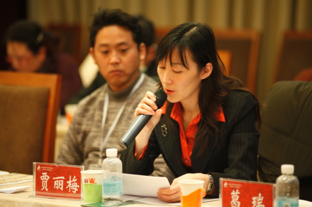 密云县旅游局副局长贾丽梅在"首届中国民族节庆产业发展与传播峰会"上介绍密云县旅游节庆情况