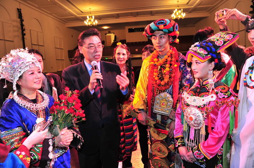 李冬文公参上台与演员交谈