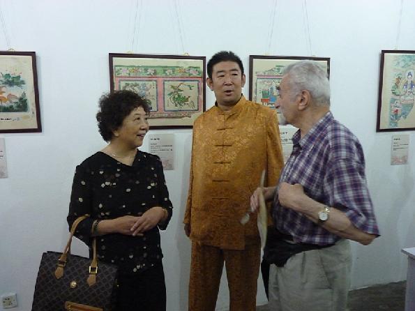  天津杨柳青戴氏年画传人戴时贤老师向俄罗斯科学院院士、汉学家李福清先生和中央民族大学文学与传播学院教授、民俗学博士生导师、民族节庆专委会副会长邢莉介绍天津戴氏年画的传统技法。