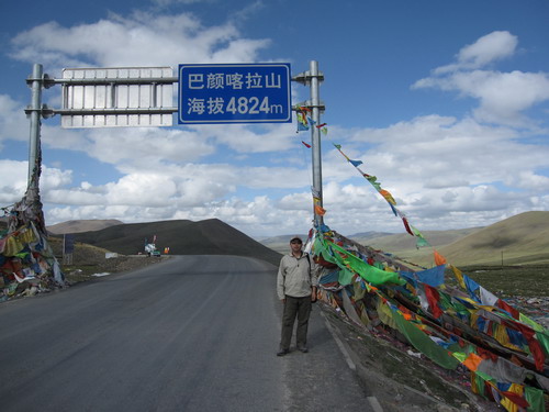 在巴颜喀拉山口留影