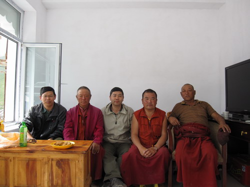 与玉树当卡寺管会主任在一起