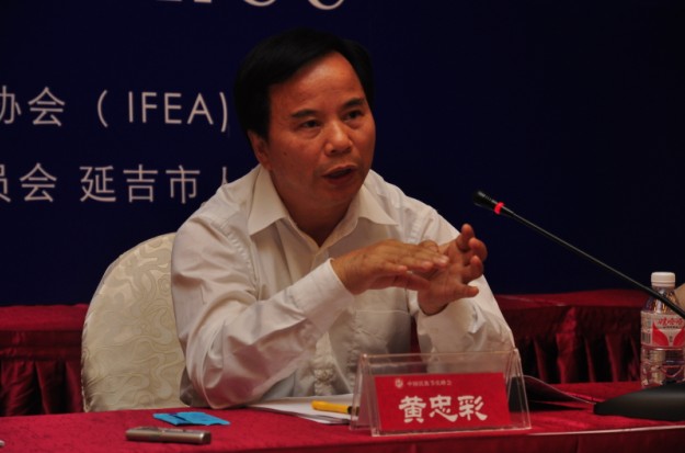 国家民委政研室副主任、中国人类学民族学研究会秘书长黄忠彩参加新闻发布会