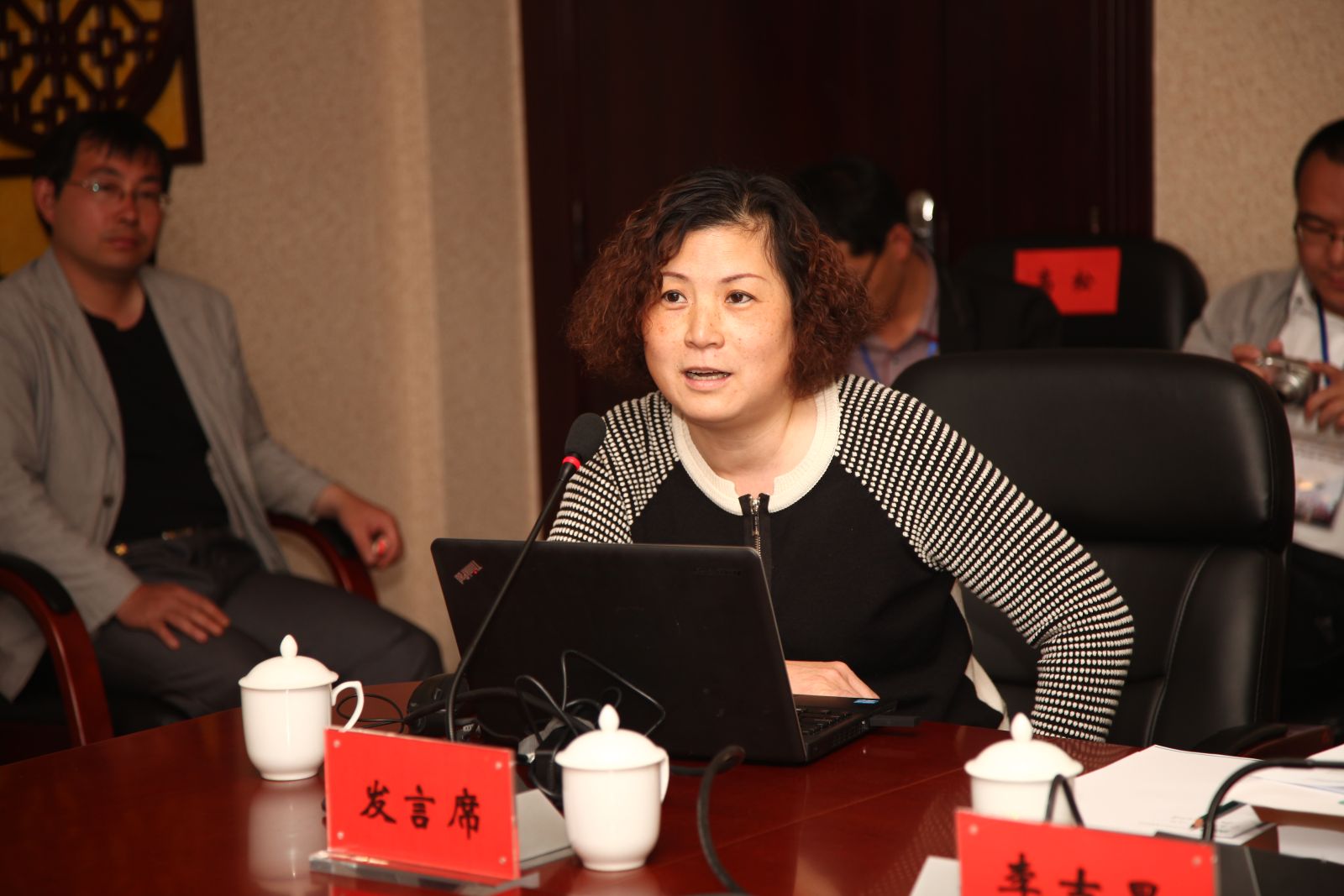8.上海市人口与发展研究中心副主任、研究员黄玉捷做主旨发言：“特大型城市少数民族流动人口社会融合中的民族性研究”