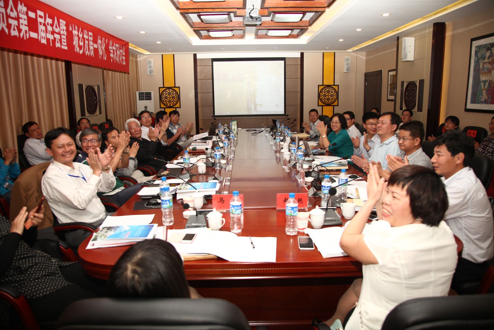 12.与会人员祝贺青年学者获奖