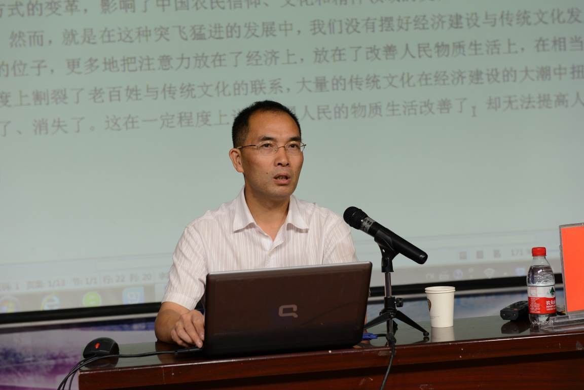 （图7 中央民族大学民俗学学科带头人林继富教授授课）
