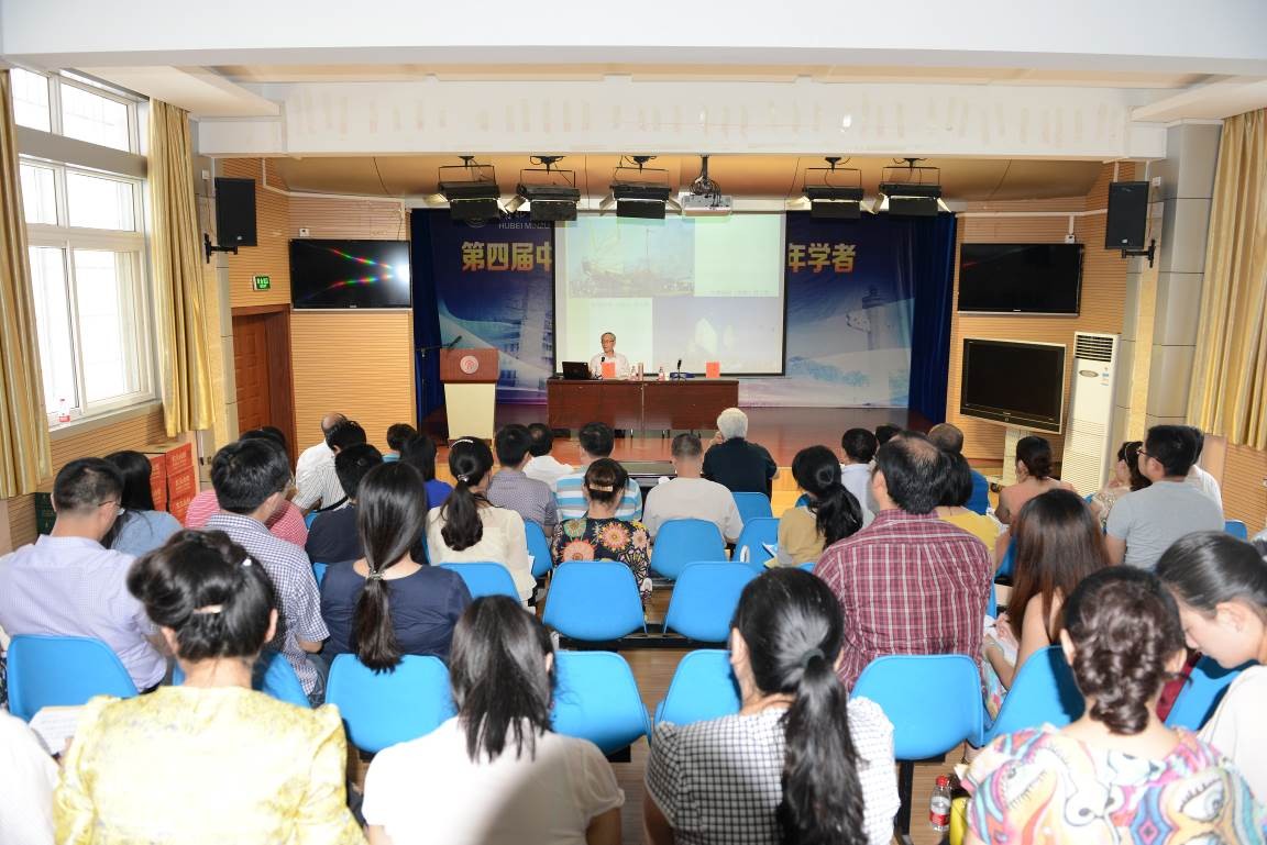 （图8 研修班学员聆听专家授课）