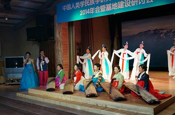 观看朝鲜族表演