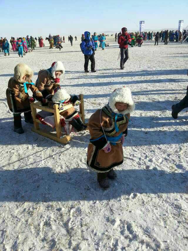 拉雪橇的小孩