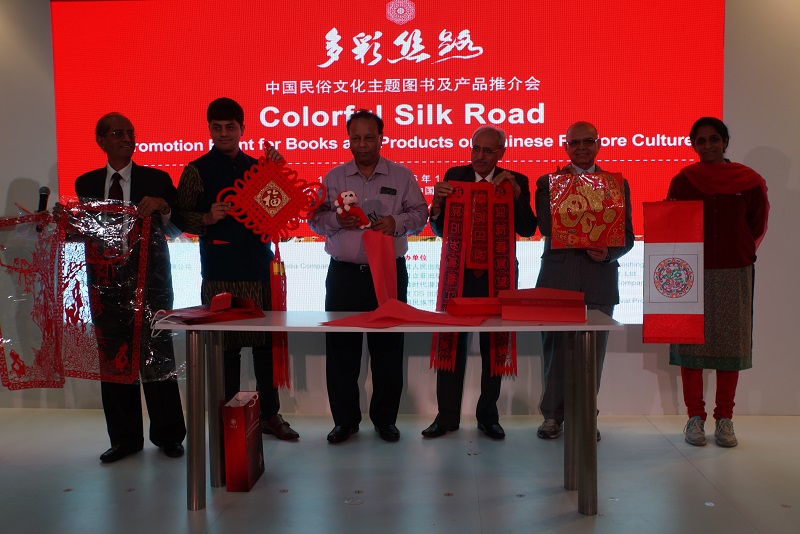 印度获奖观众展示中国春节系列文化礼品
