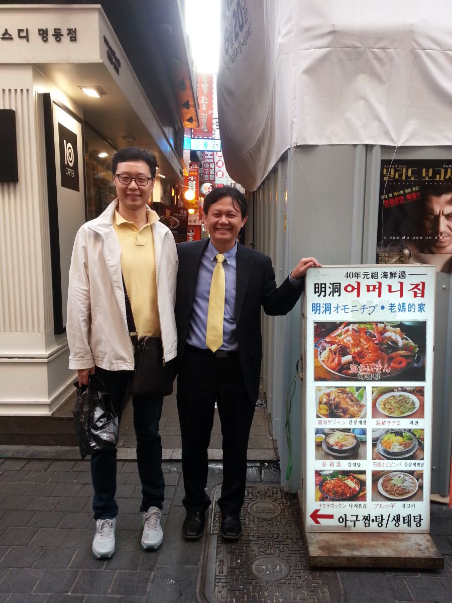 在韩国学者陪同下对首尔老字号进行实地调研（2015年5月，明洞，张继焦）1