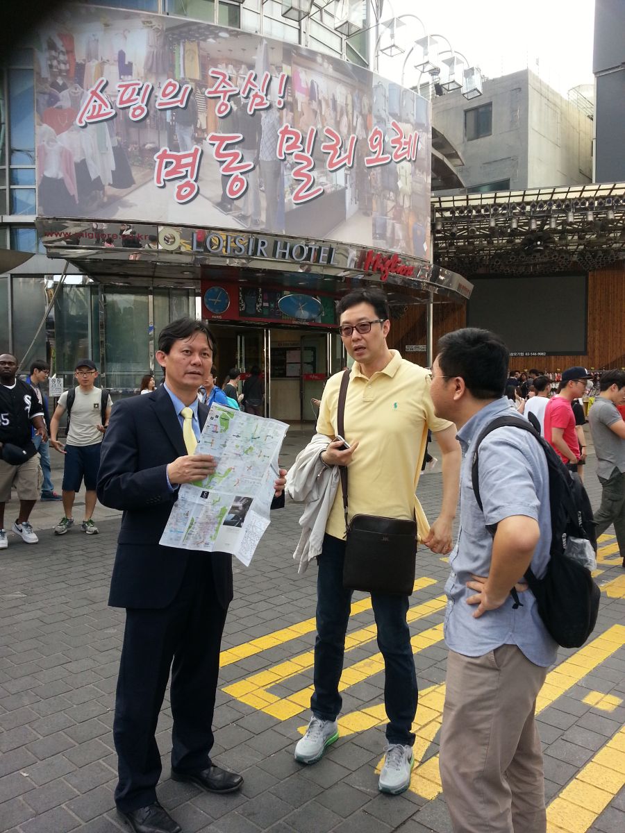 在韩国学者陪同下对首尔老字号进行实地调研（2015年5月，明洞，张继焦）3