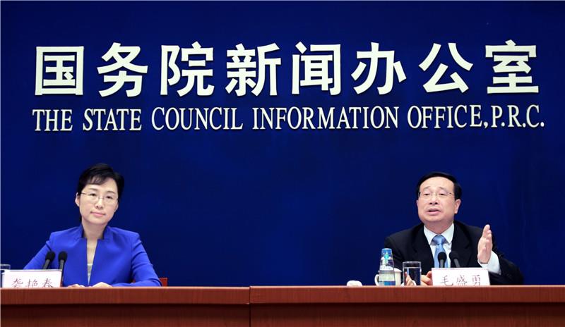 4月17日，国家统计局新闻发言人毛盛勇（右）在国务院新闻办发布会上。