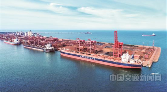 山东港口日照港30万吨级矿石码头.jpg