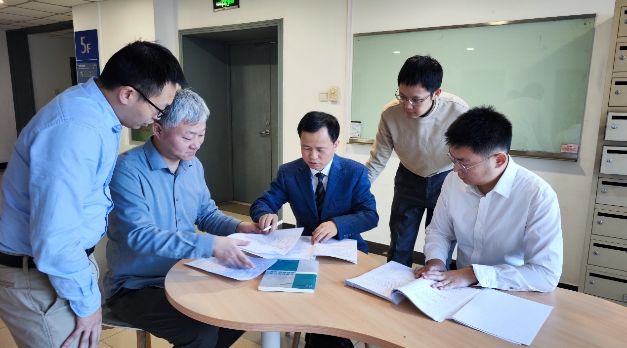 教学团队讨论课程内容_207978159.jpg