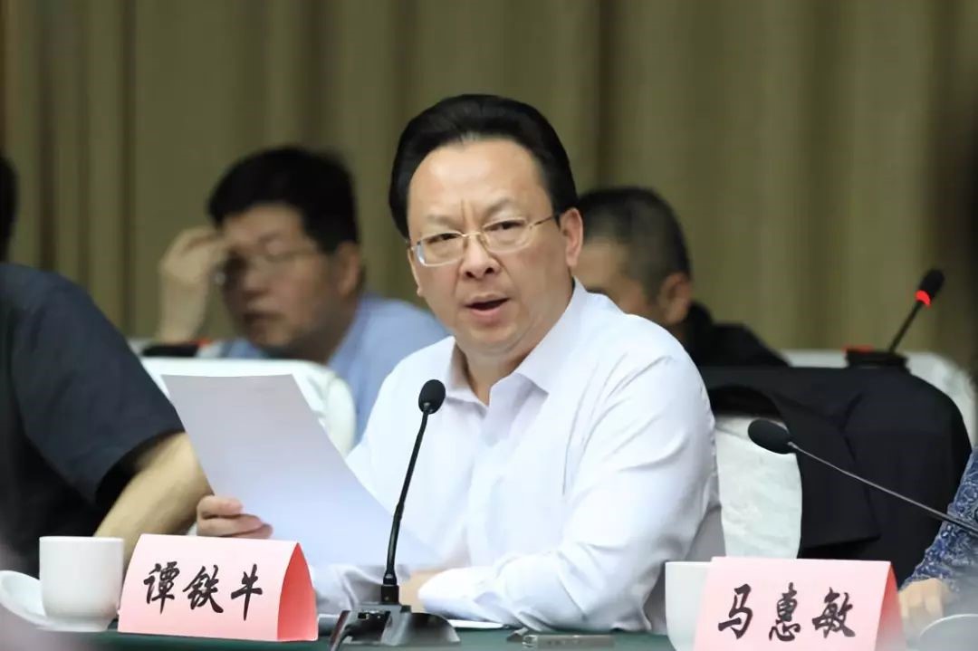谭铁牛常务理事会.jpg