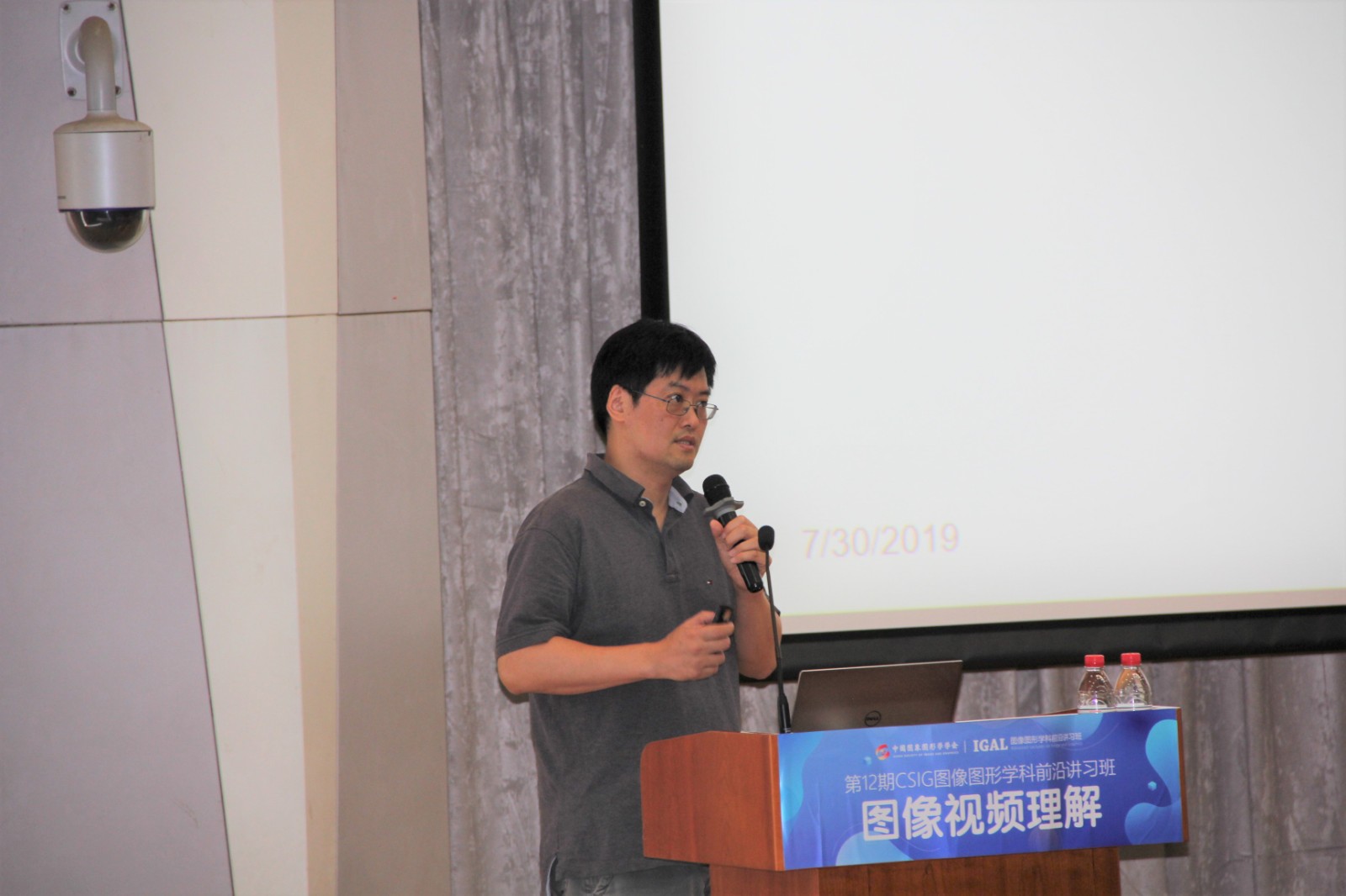 何旭明.JPG