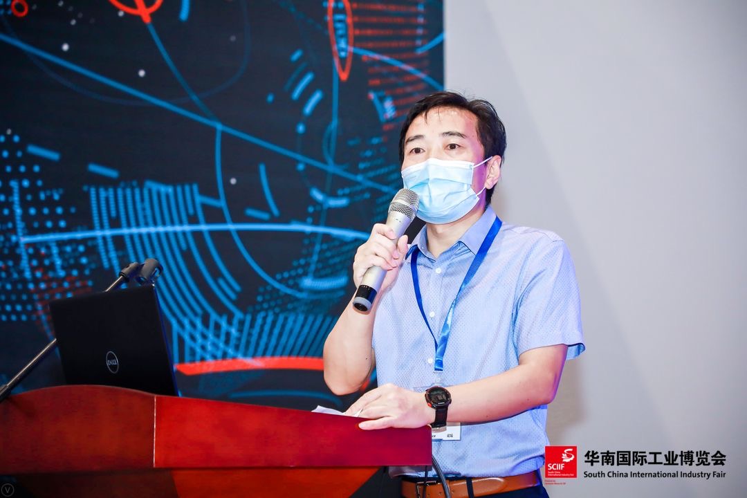 邓元龙教授主持会议.jpg