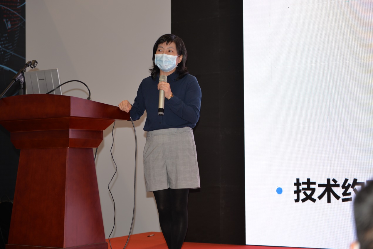 金欣教授作报告.jpg