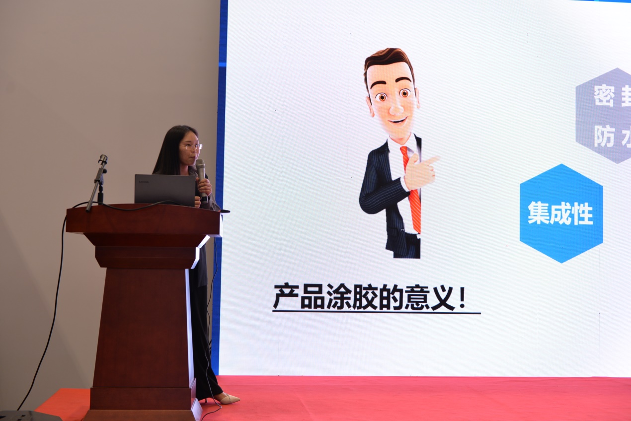 嘉敏经理作报告.jpg