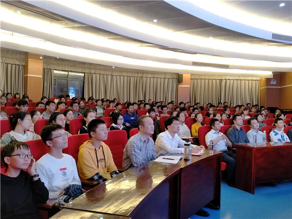 图 5 与会师生200余人在现场聆听报告.jpg