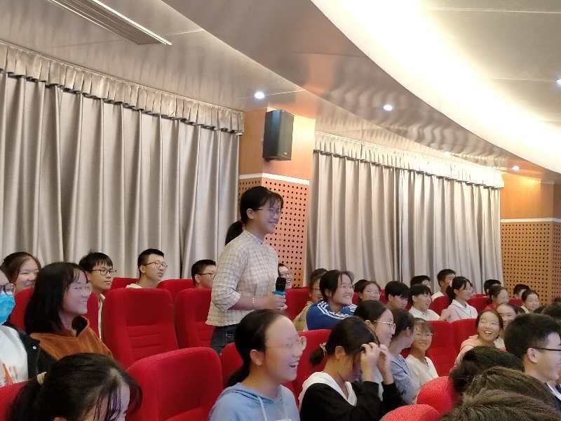 图 6 与会师生积极提问，参与互动.jpg