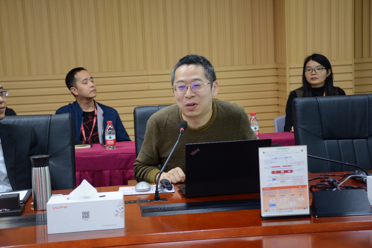郑州大学教授徐明亮做“人机虚实融合智能及应用”报告.jpg