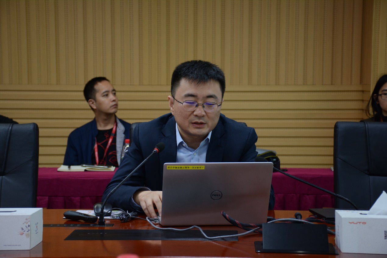 华中科技大学教授王邦做“工业大数据和知识图谱赋能智慧工厂”报告.jpg