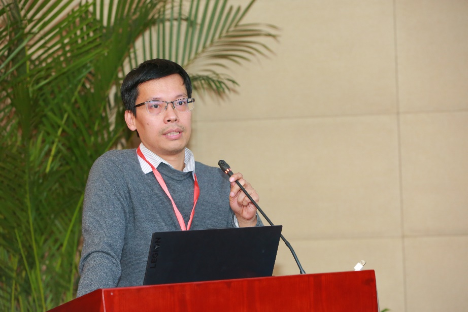 季向阳教授做报告.jpg