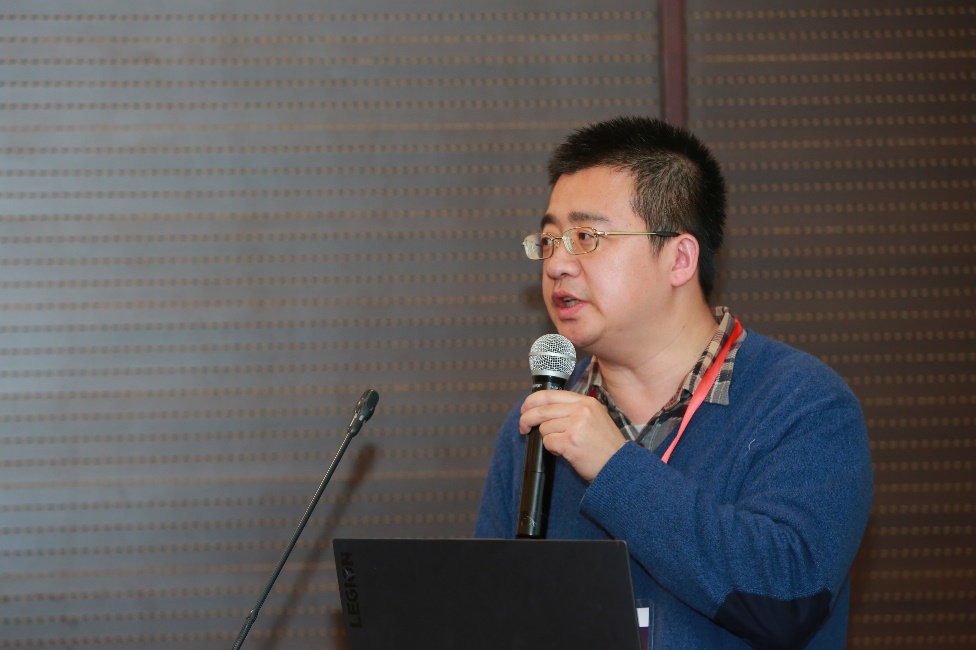 彭宇新教授做报告.jpg