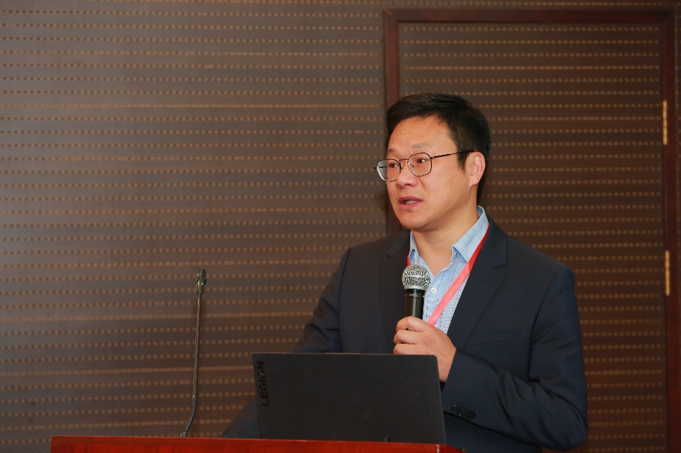 邓成教授做报告.jpg