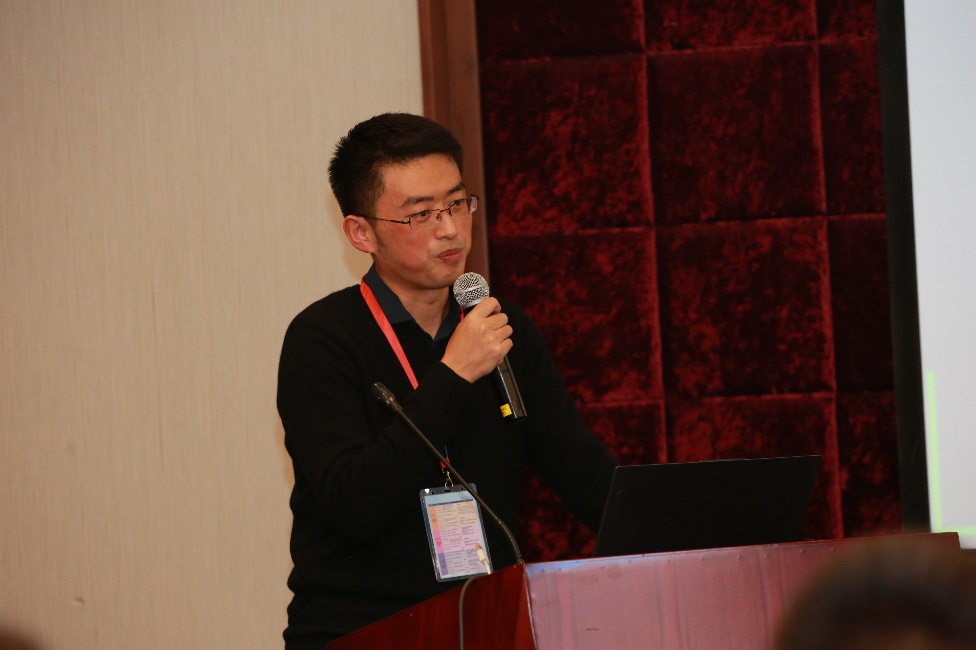 王琦教授做报告.jpg