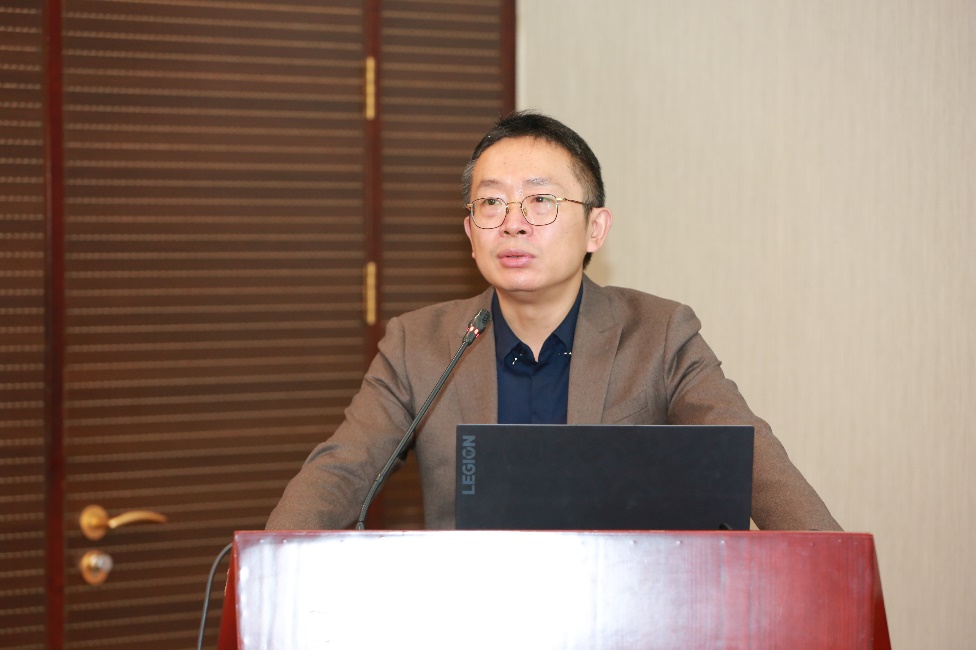 陈为教授做报告.jpg