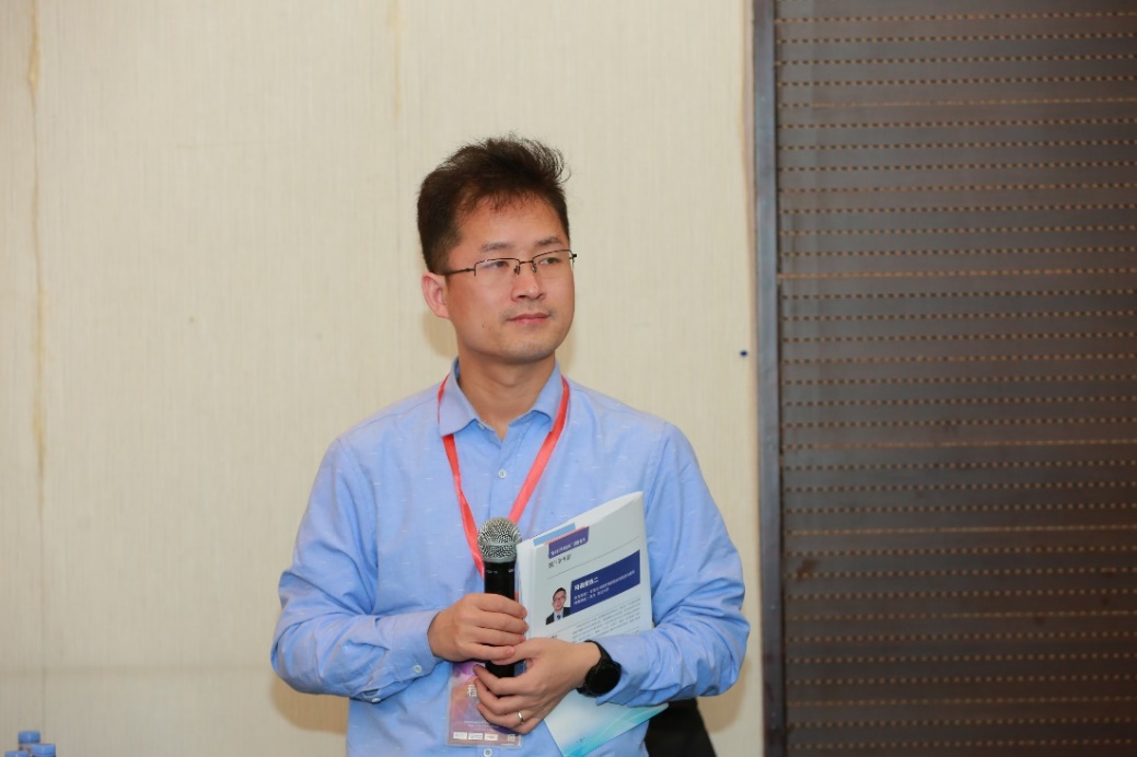 程明明教授主持报告.jpg