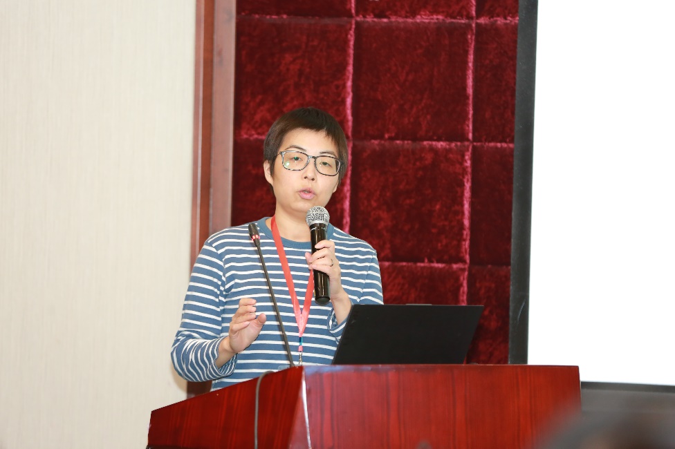 黄惠教授做报告.jpg
