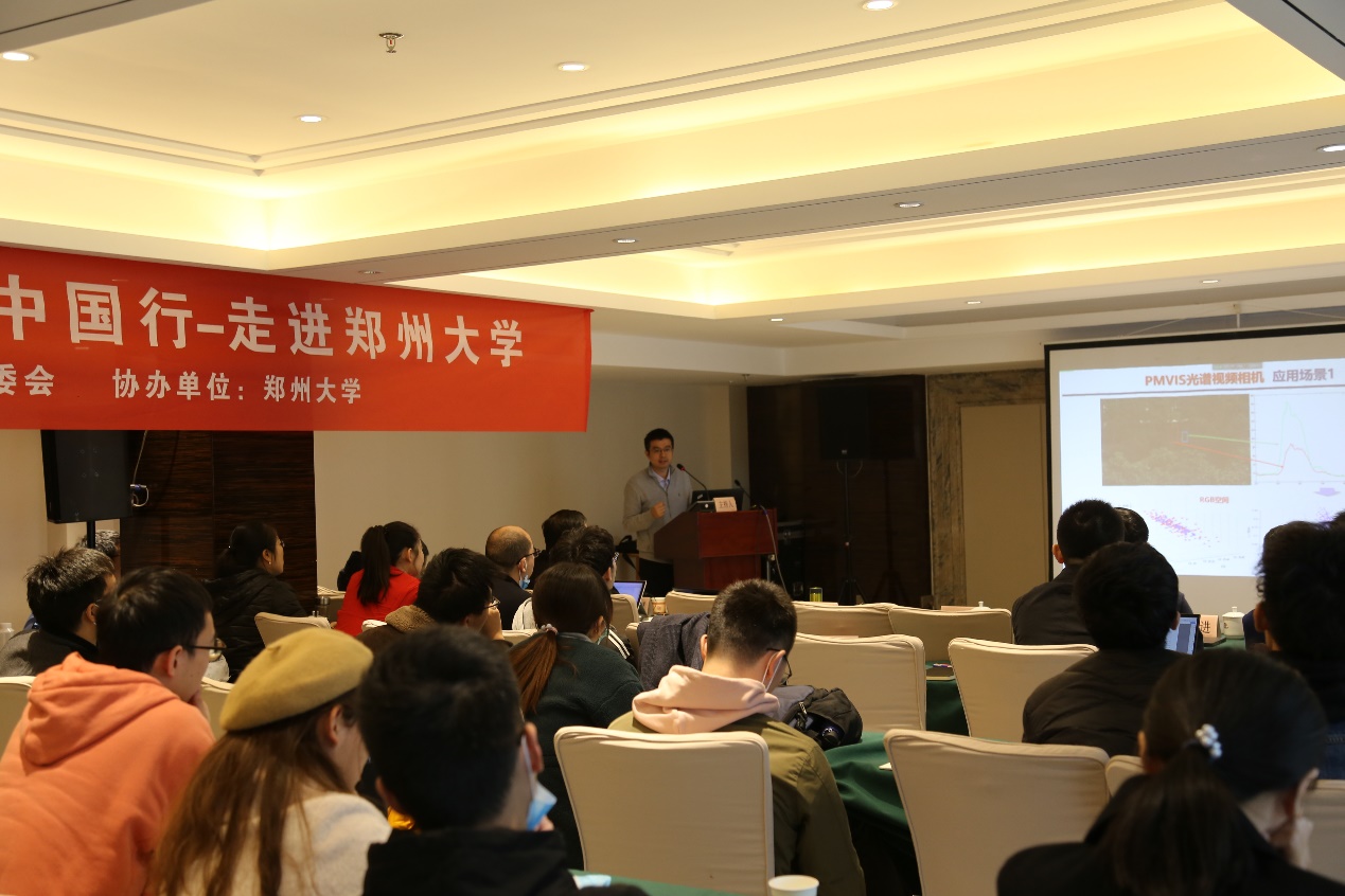 曹汛教授作报告.jpg