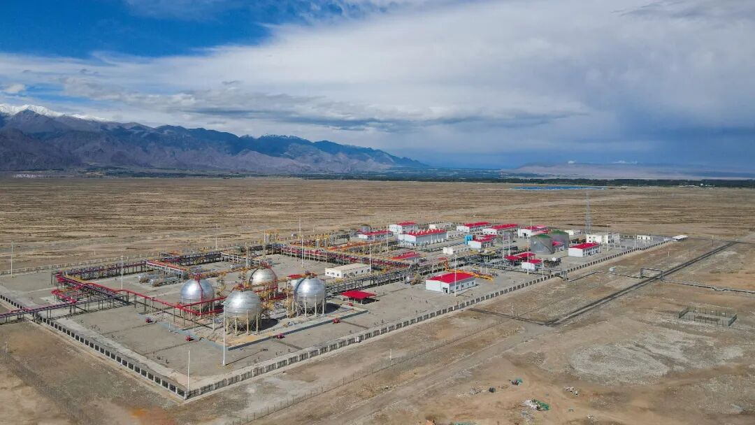 天山脚下崛起一座座现代化油气处理厂站,图为塔里木油田博孜处理站(汤欣凯 摄).jpg 天山脚下崛起一座座现代化油气处理厂站,图为塔里木油田博孜处理站(汤欣凯 摄).jpg