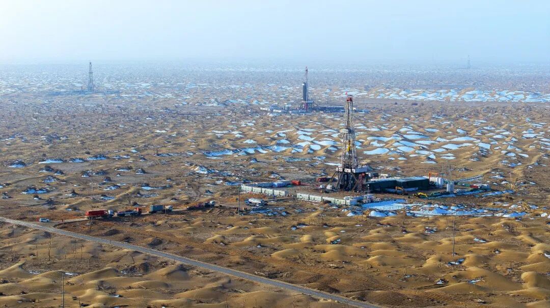 塔里木油田一部部钻机矗立大漠戈壁,加快向深地挺进(陈士兵 摄).jpg 塔里木油田一部部钻机矗立大漠戈壁,加快向深地挺进(陈士兵 摄).jpg