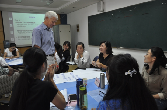 Derek Bell教授深入小组了解学员的想法.png