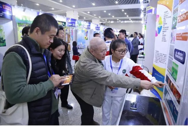 评委到参赛展位进行问辨.png