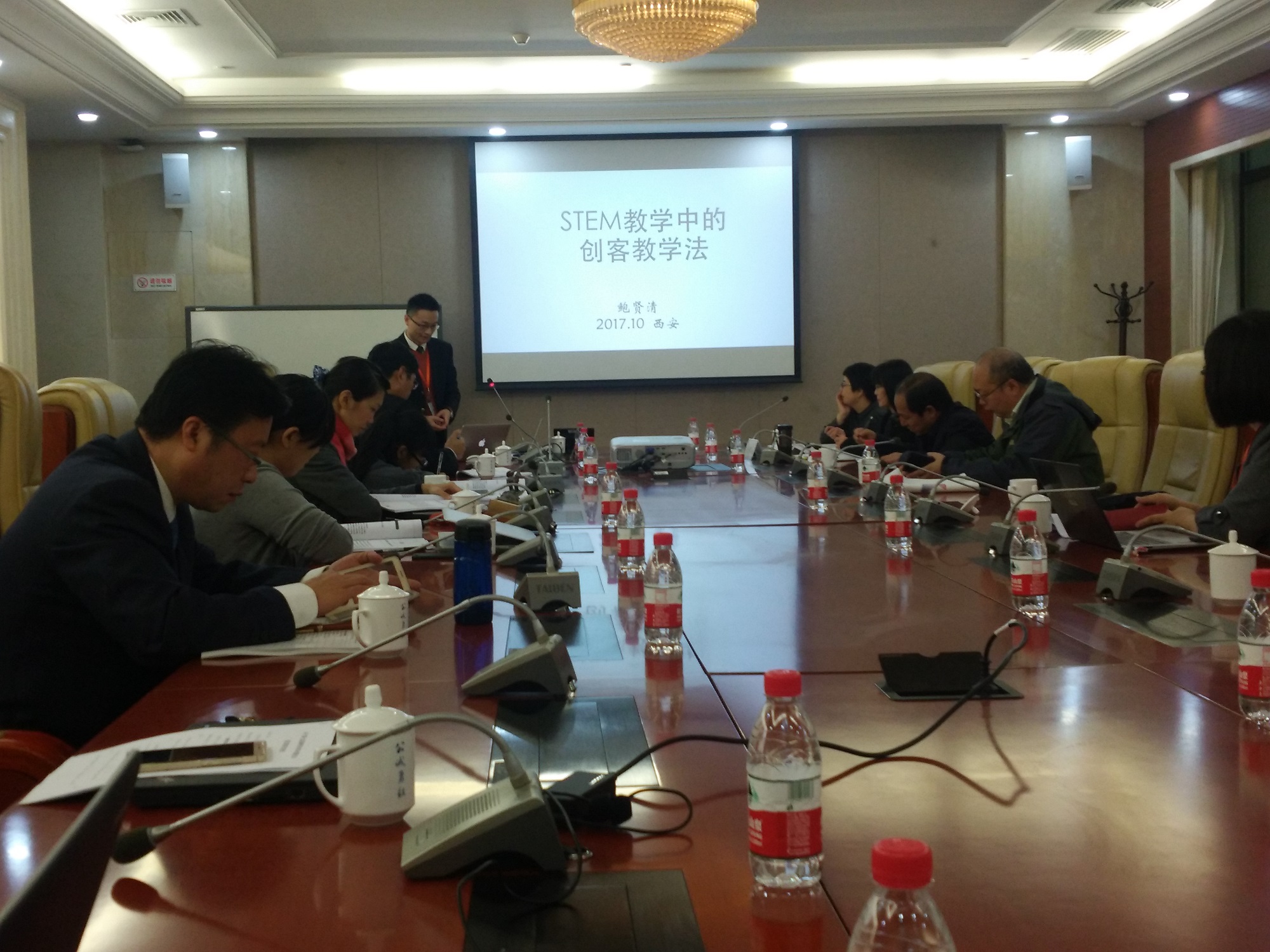 5 上海师范大学教育技术系鲍先清副教授介绍《STEM教学中的创客教学法》.jpg