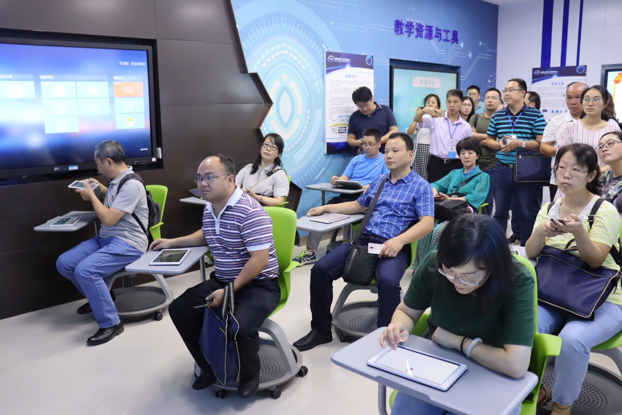 6国家数字化学习工程技术研究中心参观.jpg