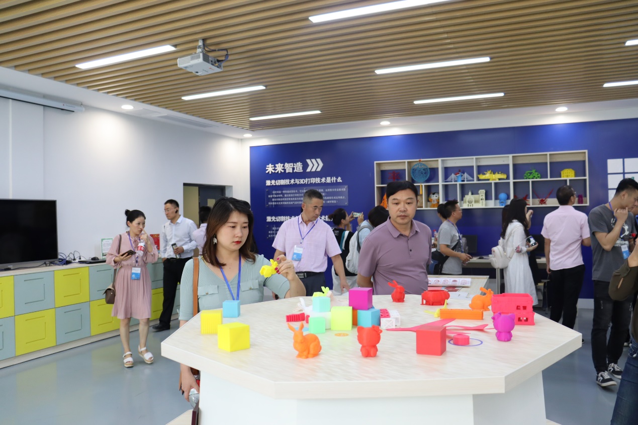 8武汉市育才越秀小学参观.jpg
