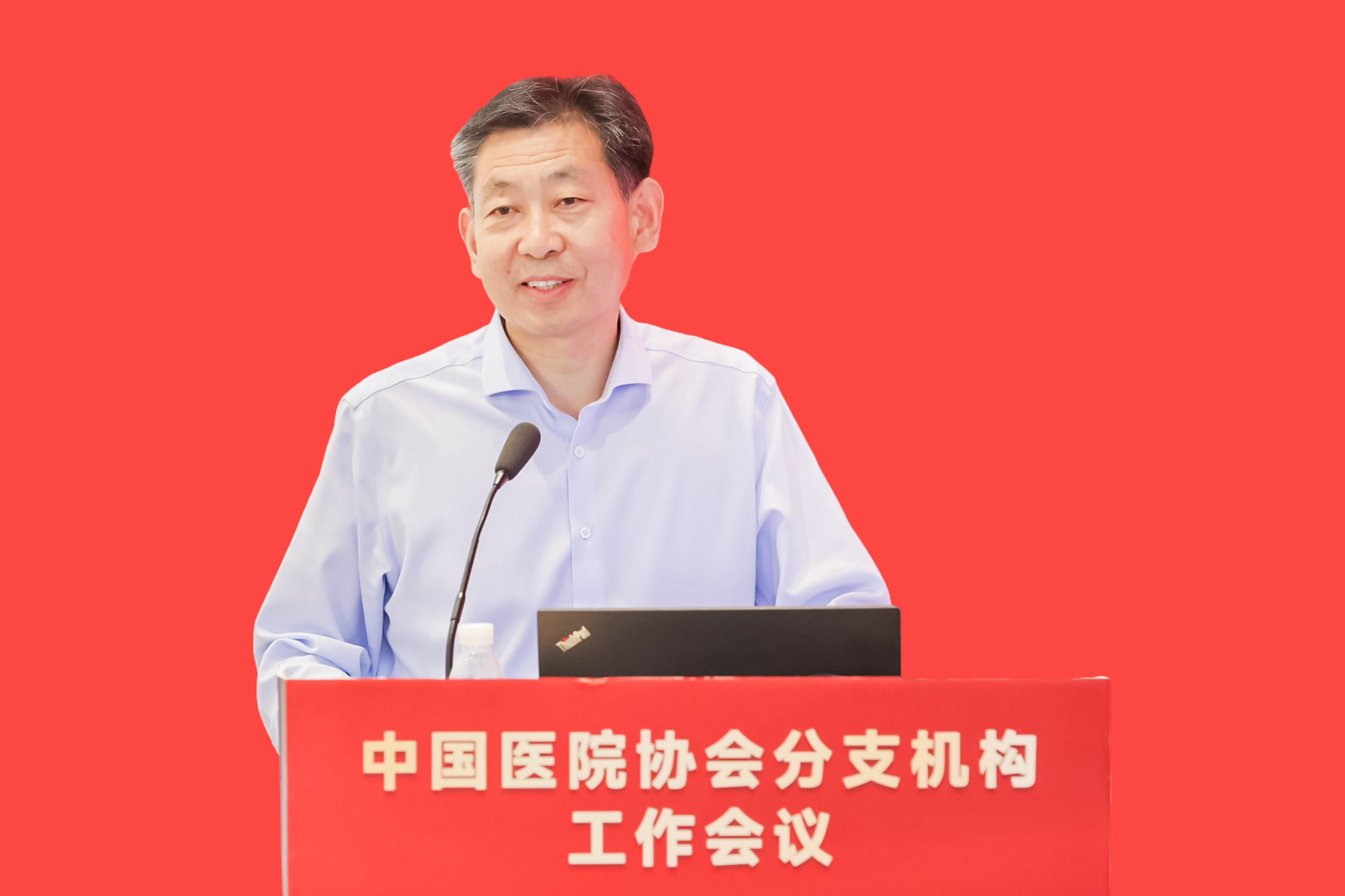 2.刘福东副秘书长宣读通报.png