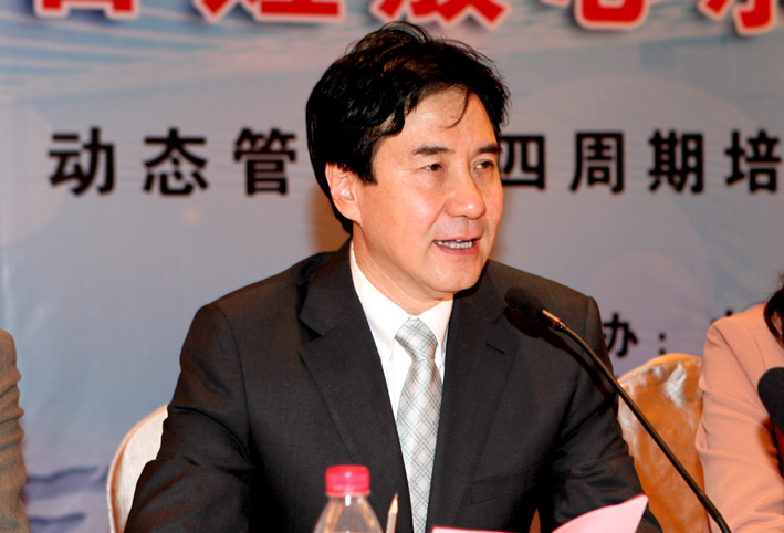 02余勤院长致辞并主持会议.jpg