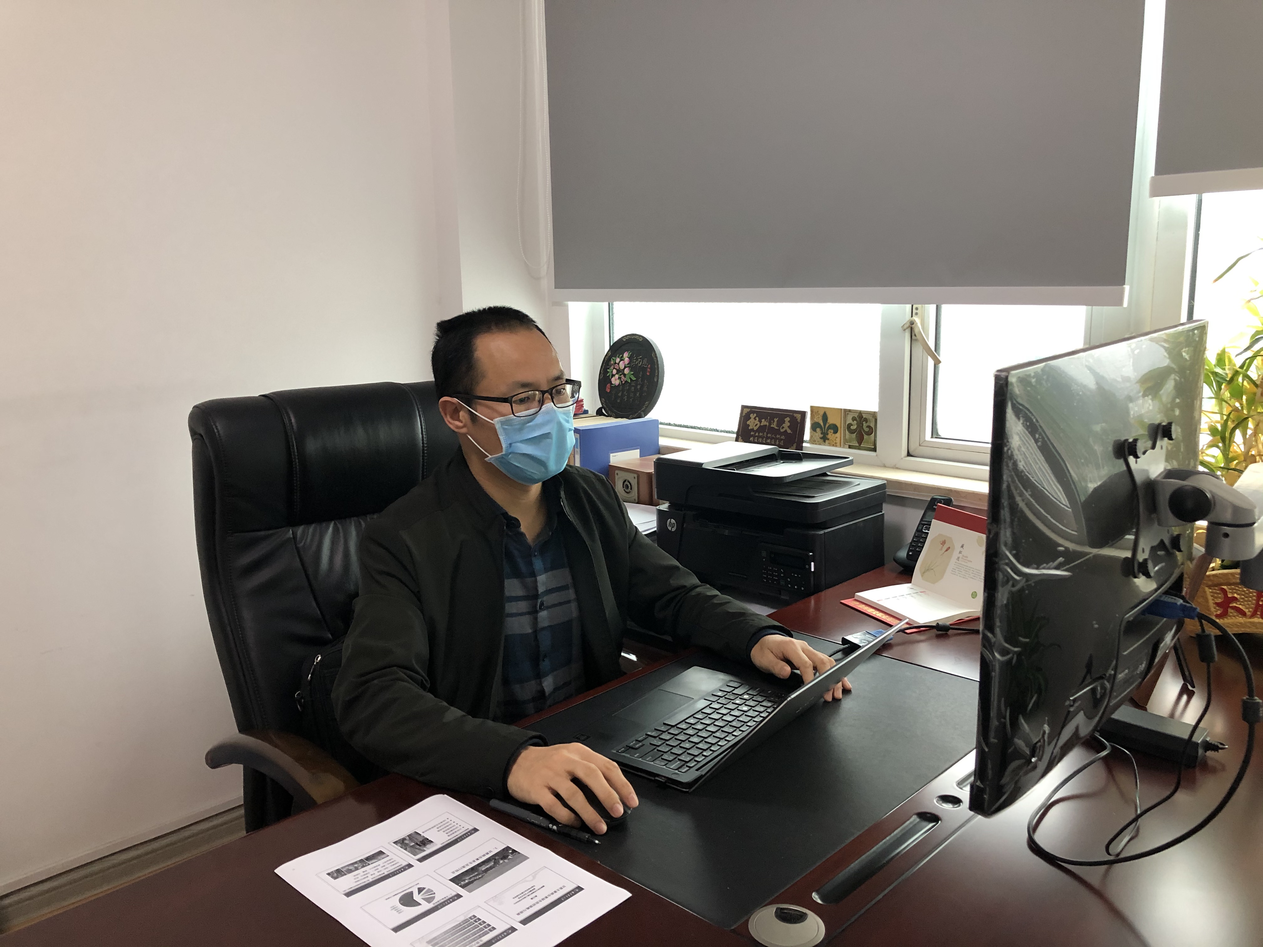 高三基研究员通过微信视频形式开展技术指导.jpg