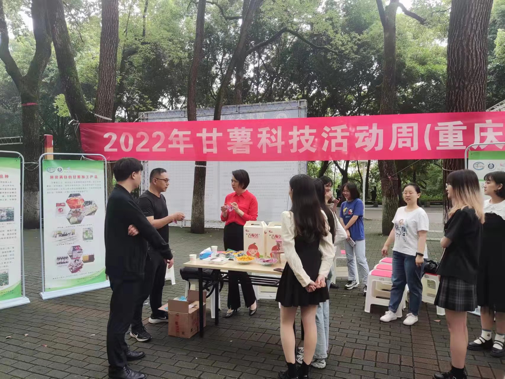 3学会重庆联络人曾令江博士在科普宣讲.jpg