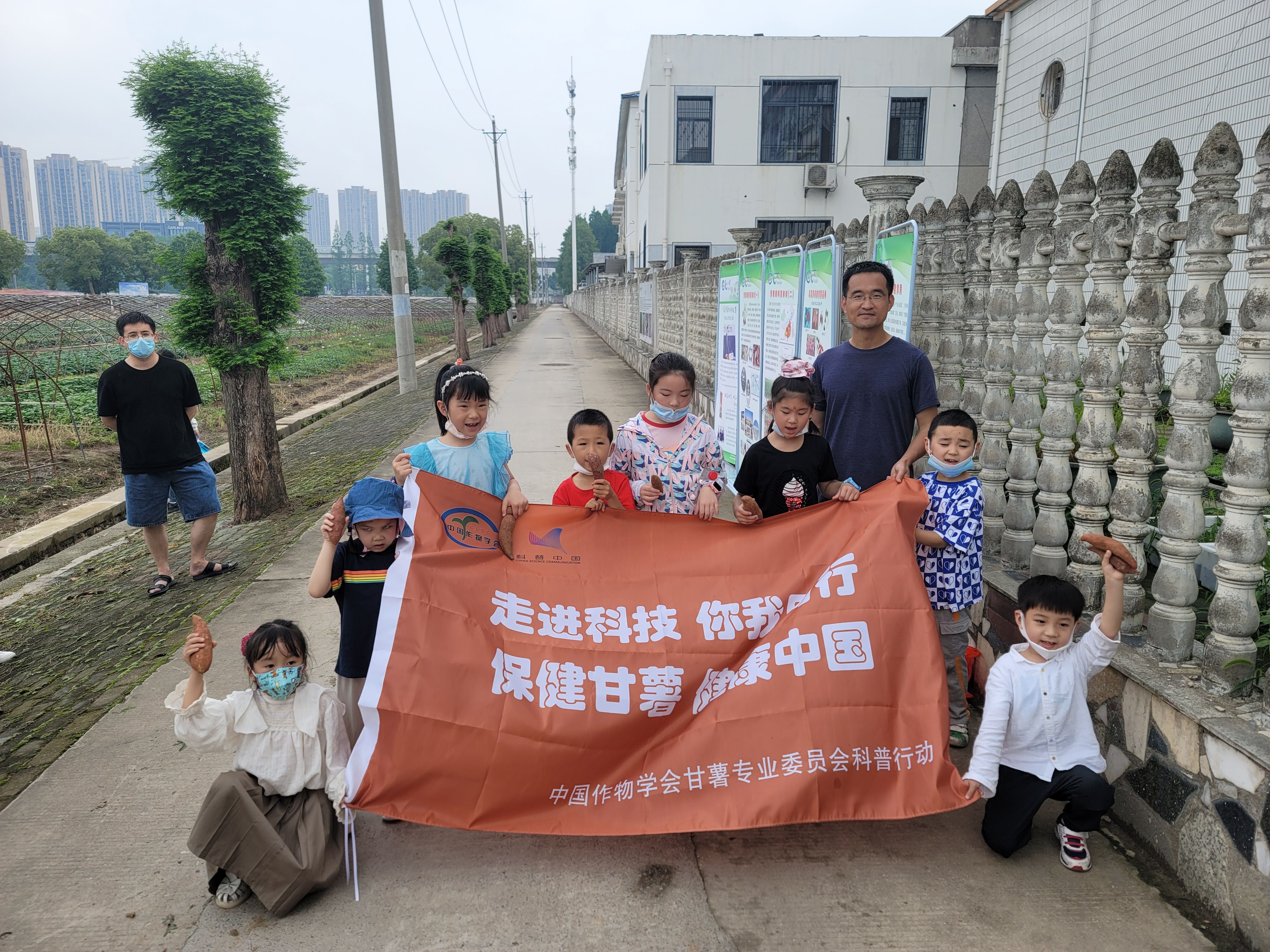 科普教育从娃娃抓起.jpg