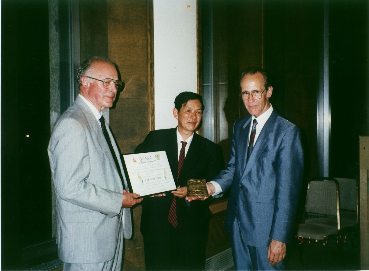 傅廷栋教授1991年(加拿大)获国际油菜科学界最高荣誉奖——GCIRC杰出科学家奖（该奖1985年成立至今30多年，全球共12人获奖，傅教授仍是唯一亚洲获奖者）.jpg