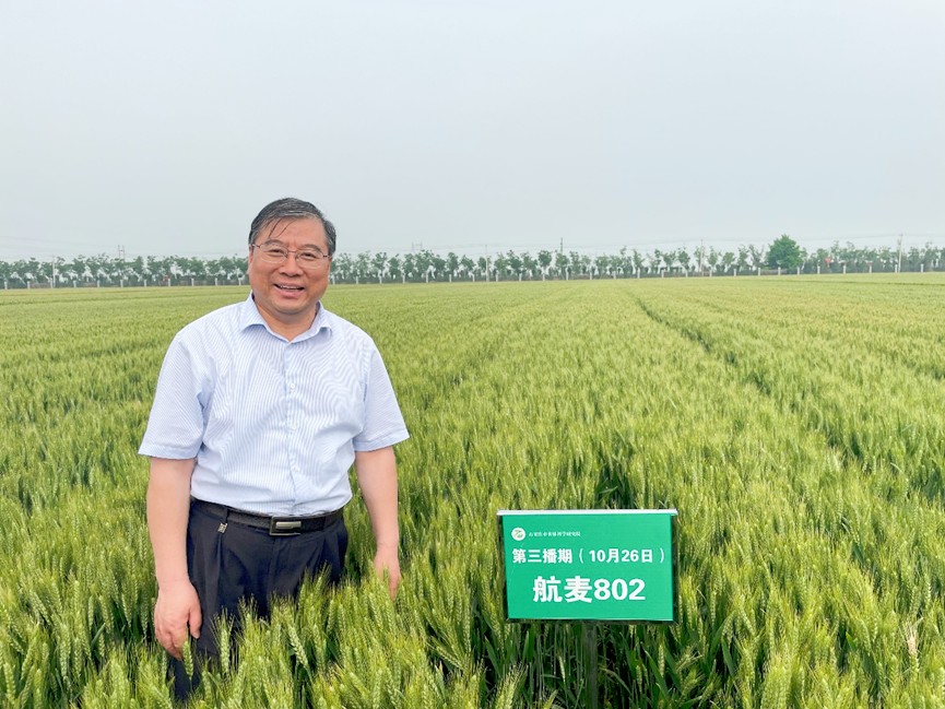 12-刘录祥和他的航麦802.png